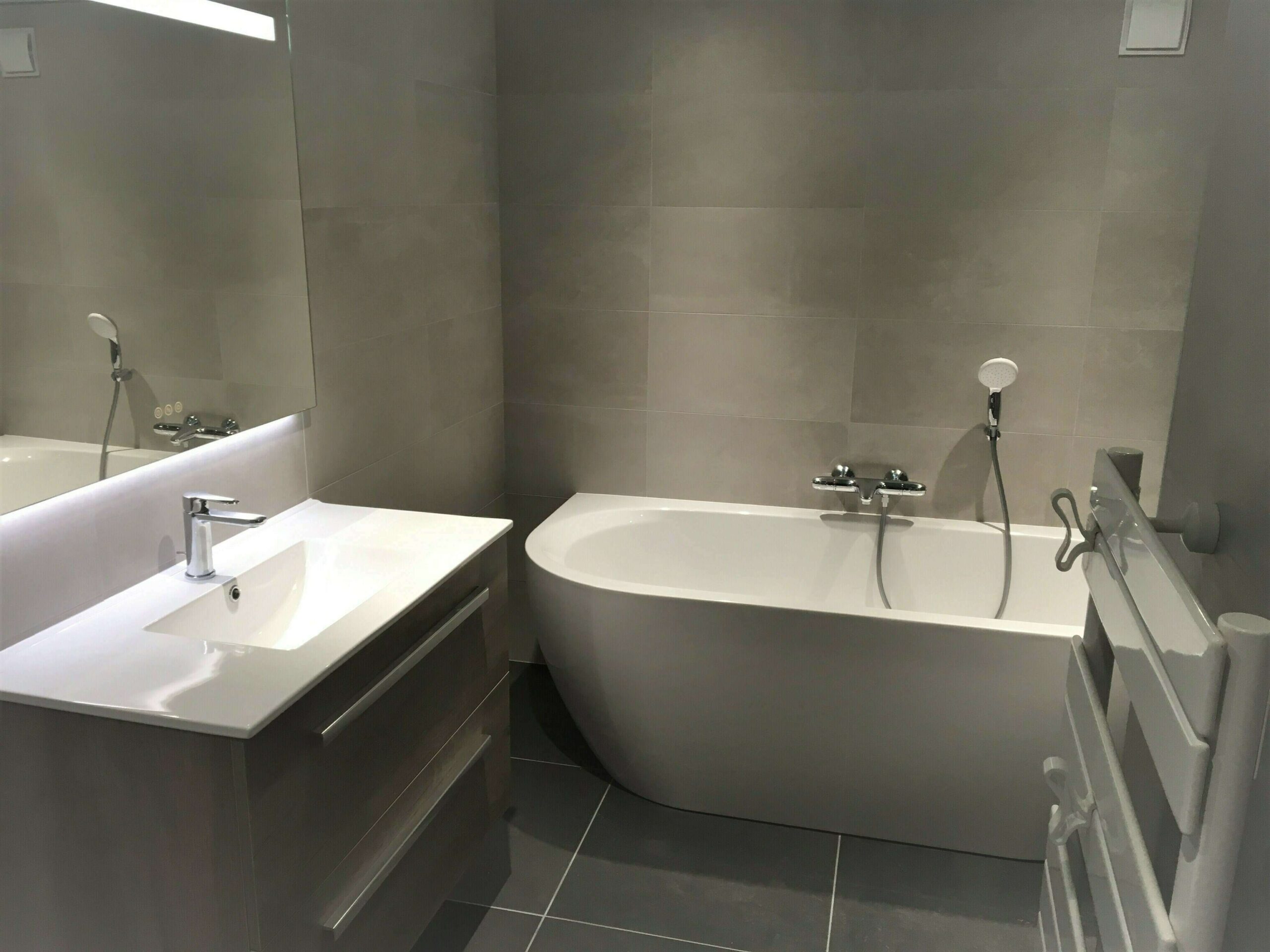 confiez la rénovation de votre salle de bain à chevry-en-sereine à des experts qualifiés. transformation sur mesure, conseils personnalisés et finitions de qualité pour un espace moderne et confortable.