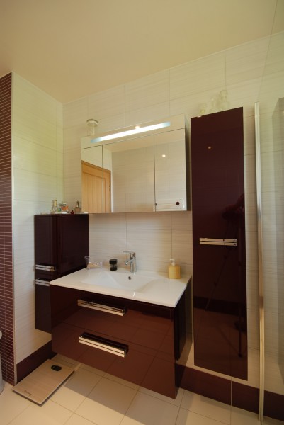 confiez la rénovation de votre salle de bain à feucherolles à des experts. modernisez votre espace avec des solutions sur-mesure, alliant design, confort et qualité. devis gratuit et accompagnement personnalisé.