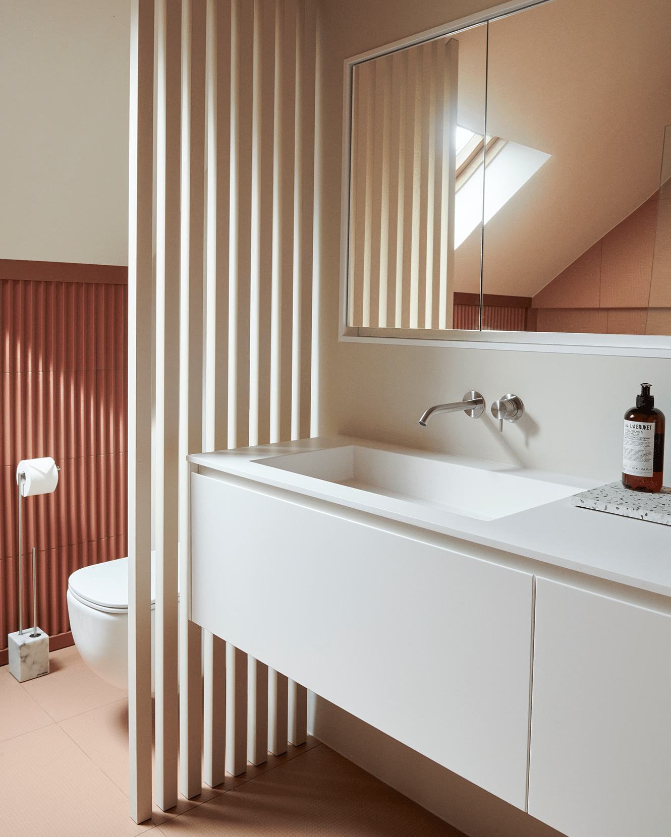 vous cherchez à rénover votre salle de bain à gambaiseuil ? découvrez nos services de rénovation sur-mesure pour une salle de bain moderne, fonctionnelle et adaptée à vos envies. devis gratuit et accompagnement personnalisé.