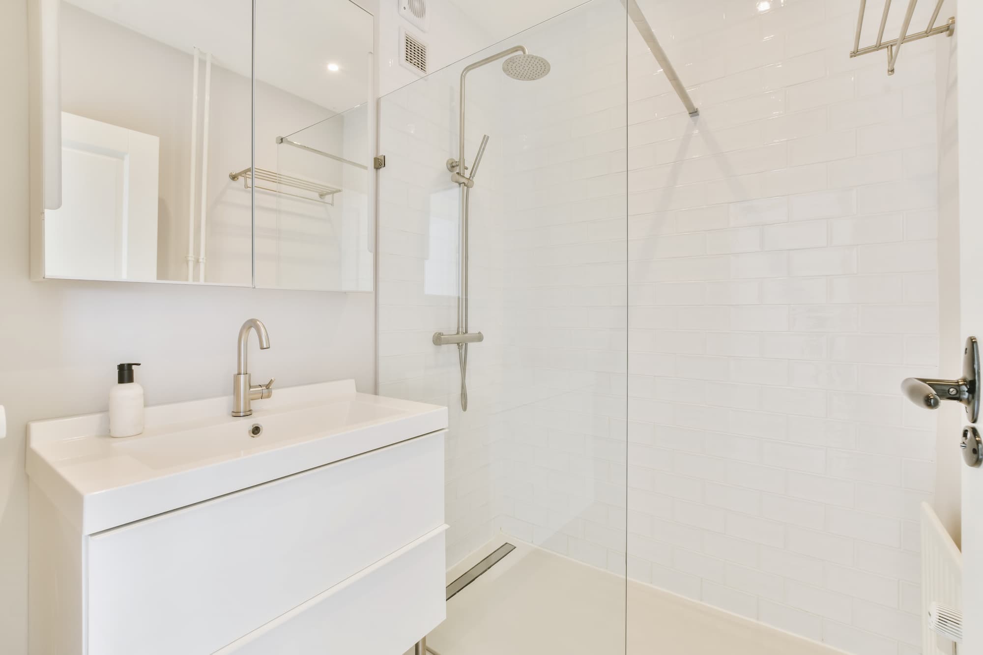offrez une nouvelle vie à votre salle de bain à guernes. spécialistes en rénovation, nous transformons vos espaces avec des solutions sur mesure, modernes et fonctionnelles. contactez-nous pour un devis personnalisé.
