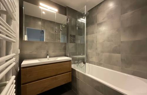 découvrez comment rénover votre salle de bain dans un style moderne avec des astuces, des idées de design et des conseils pratiques pour optimiser l’espace et créer un lieu fonctionnel et esthétique.