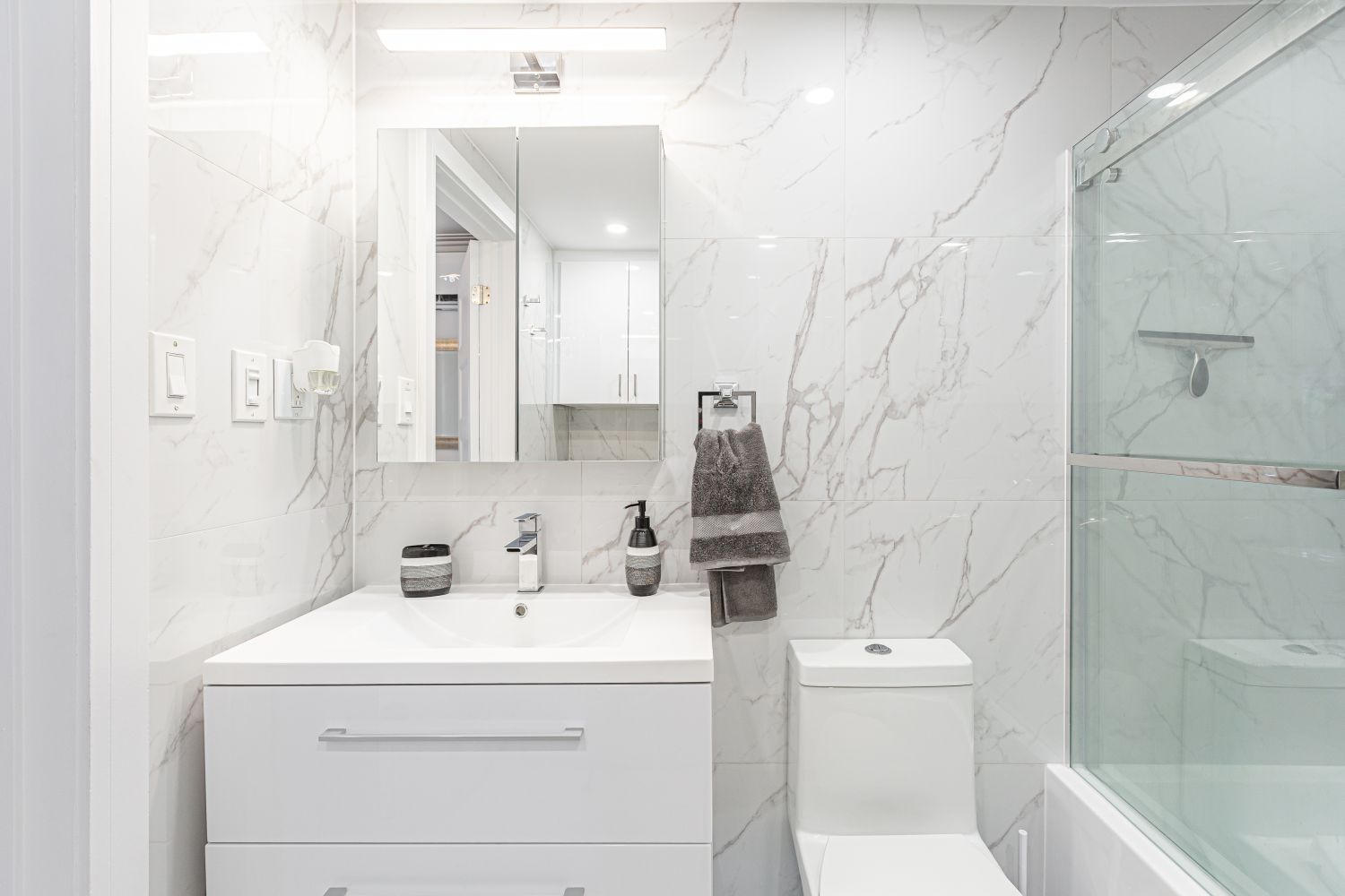 confiez la rénovation de votre salle de bain moderne à des experts à 95640. design sur-mesure, matériaux de qualité et finitions soignées pour transformer votre espace avec style.