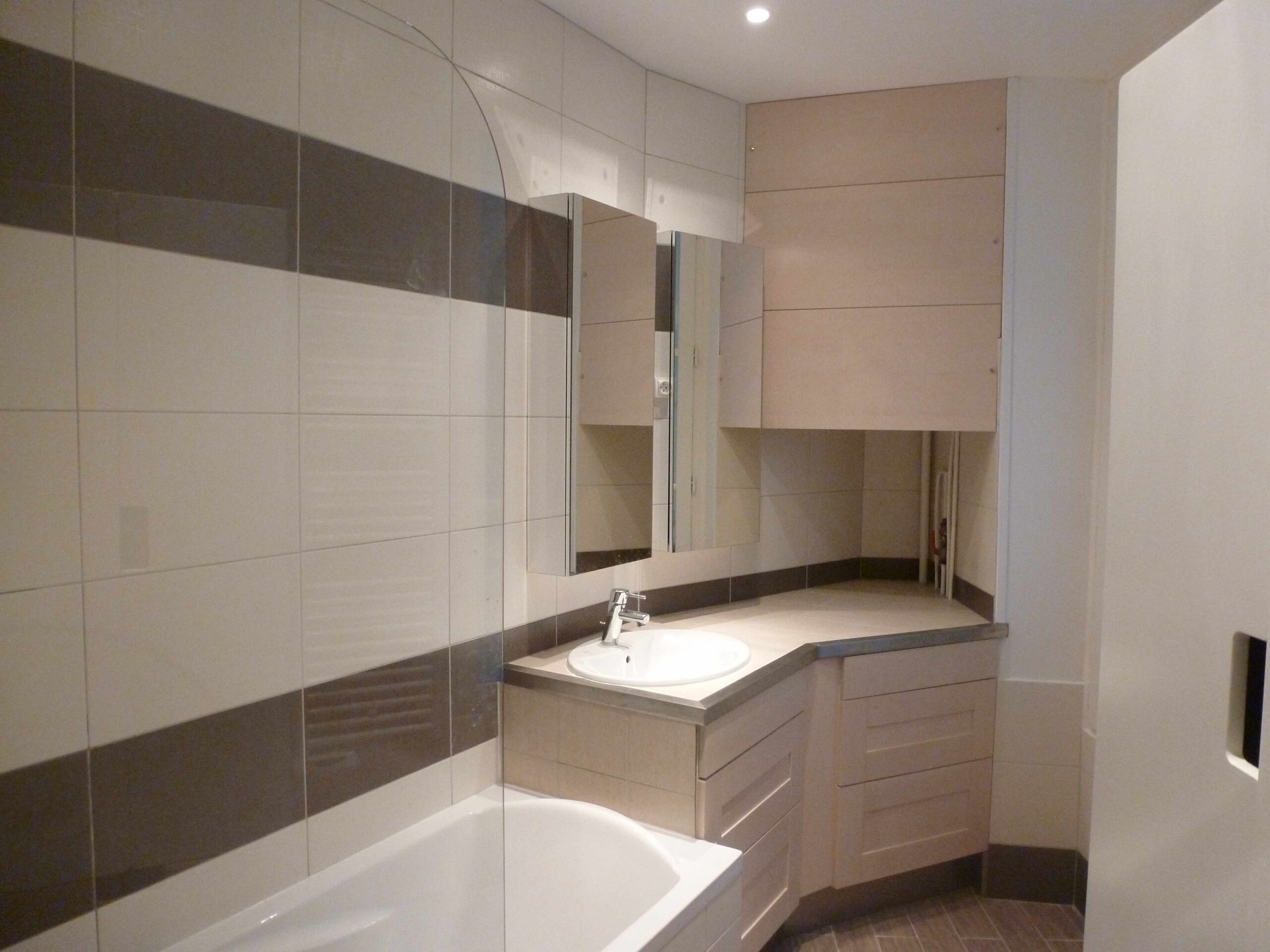 découvrez nos conseils et exemples de rénovation de salle de bain à paris en 2016. inspirez-vous des dernières tendances pour transformer votre espace avec style et fonctionnalité.