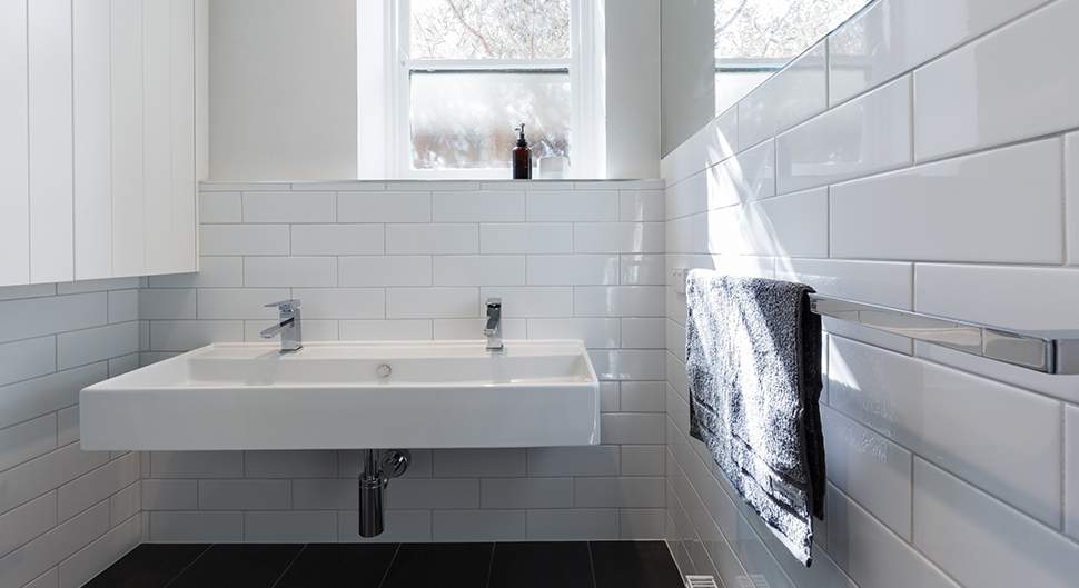 découvrez comment rénover votre salle de bain sans casser ni détruire l’existant. conseils, astuces et solutions innovantes pour moderniser facilement votre espace, rapidement et sans gros travaux.