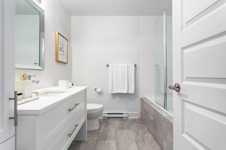 confiez la rénovation de votre salle de bains à un professionnel à 78610. transformation sur-mesure, conseils personnalisés et finitions de qualité pour un espace moderne et fonctionnel.