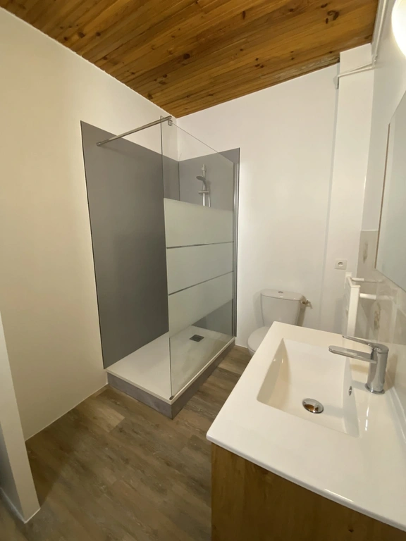 confiez la rénovation de votre salle de bains à remauville en 2025 à des professionnels qualifiés. design moderne, matériaux de qualité et finitions soignées pour un espace confortable et fonctionnel. demandez votre devis gratuit !