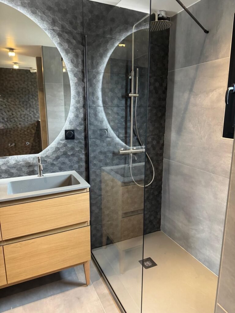 confiez la rénovation de votre salle de bains à verneuil-sur-seine à des experts. solutions sur-mesure, modernisation, optimisation de l’espace et conseils personnalisés pour un résultat qui répond à vos envies.