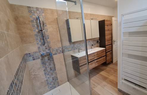 confiez la rénovation de votre salle de bains à villeneuve-le-comte en 2025 à des professionnels qualifiés. modernisez votre espace avec des solutions sur mesure, des matériaux de qualité et un accompagnement personnalisé. demandez votre devis gratuit dès maintenant !