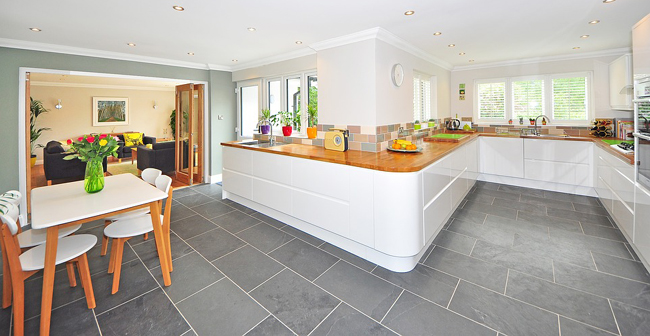 découvrez nos conseils et idées pour la rénovation du sol de votre cuisine : choix des matériaux, astuces de pose et tendances déco pour un sol esthétique et résistant.