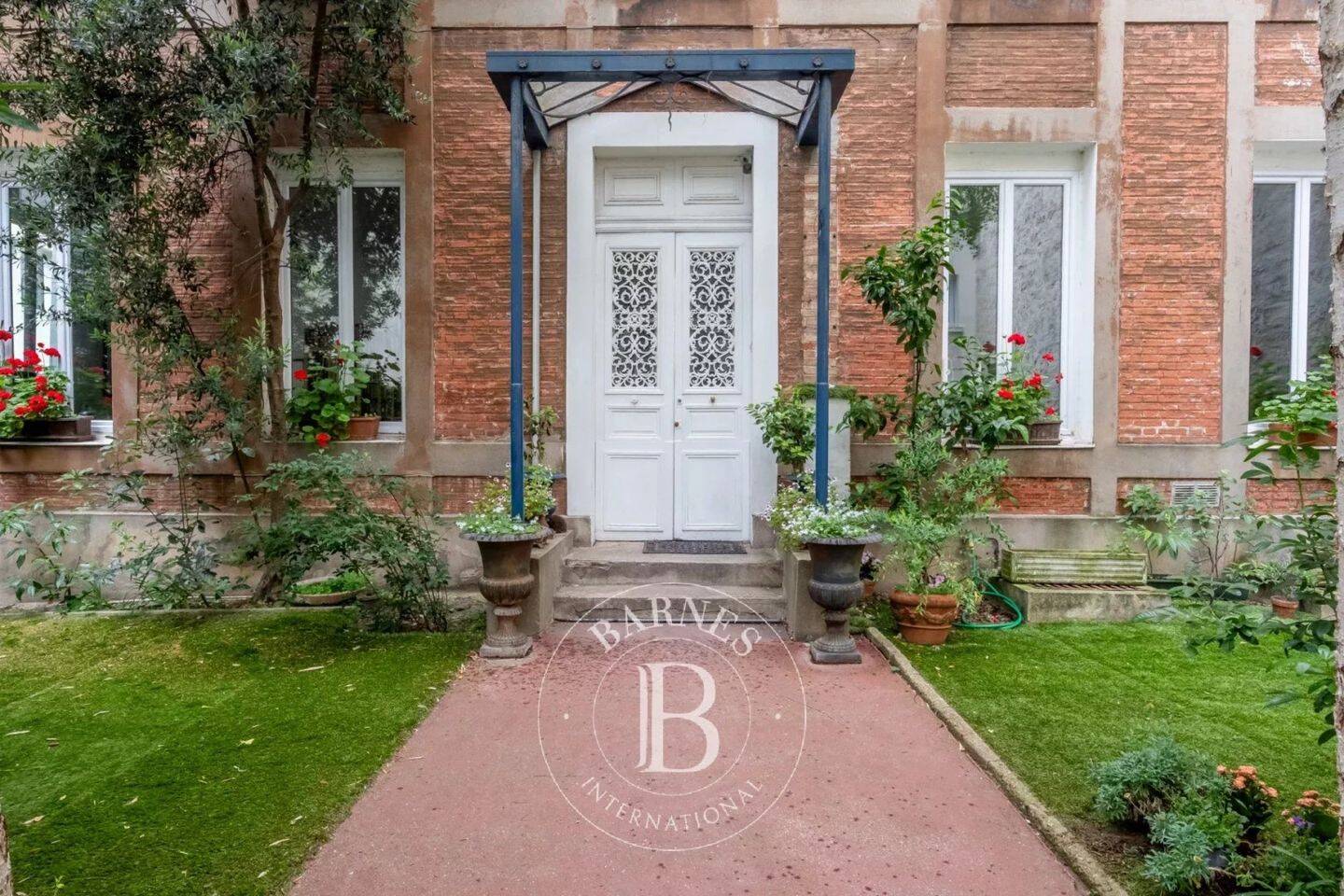 confiez la rénovation de votre vieille demeure du 15e arrondissement de paris à des experts passionnés. valorisez le charme de l'ancien tout en intégrant confort moderne et respect du patrimoine architectural.