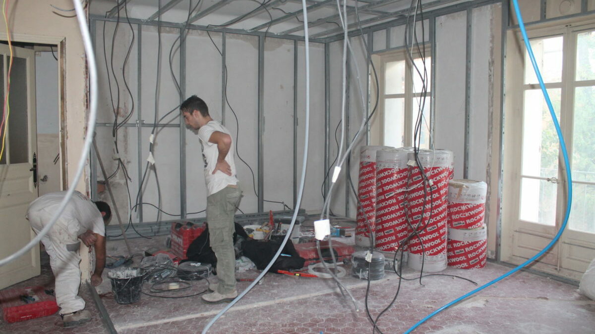 rénover l'électricité de votre maison en toute sécurité : conseils, étapes et solutions pour une installation électrique moderne et conforme aux normes.