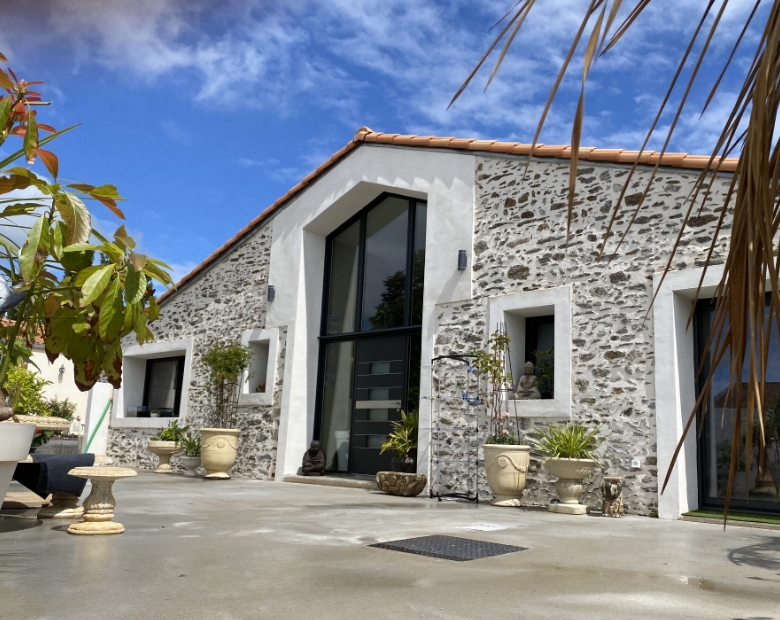 découvrez tous nos conseils et étapes clés pour rénover une grange avec succès : idées d’aménagement, budget, démarches administratives et astuces pour transformer votre grange en un espace de vie unique.