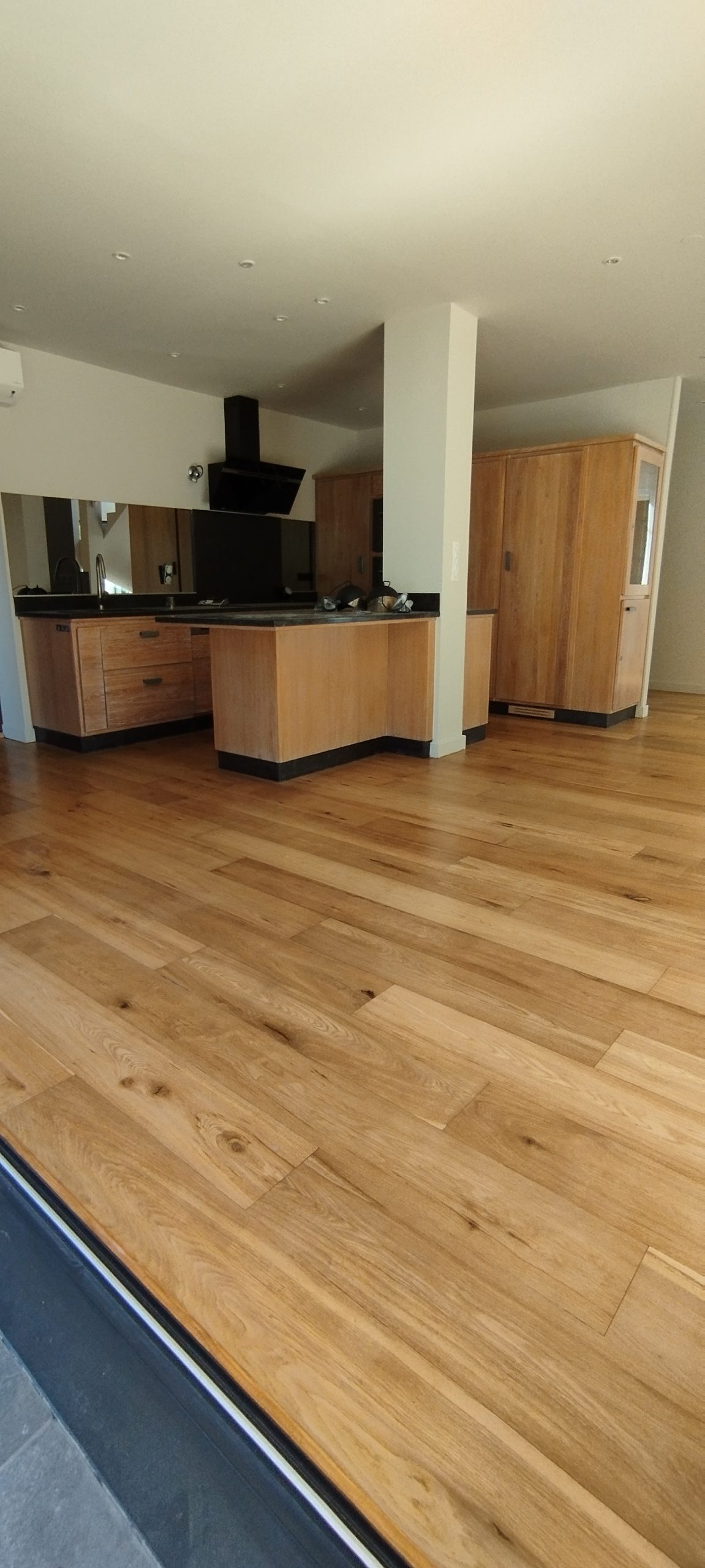 découvrez nos conseils et solutions pour le retraitement de parquet : redonnez vie à votre sol en bois grâce à des techniques efficaces de rénovation, ponçage et finition adaptées à tous types de parquet.