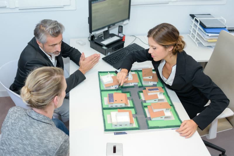 découvrez le salaire d’un agent immobilier de luxe : revenus moyens, commissions, facteurs influençant la rémunération et conseils pour réussir dans le secteur immobilier haut de gamme.