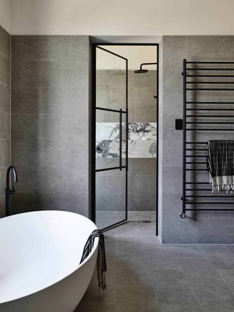 découvrez une salle de bain élégante à freneuse, parfaitement aménagée pour allier confort, modernité et raffinement. idéale pour transformer votre espace en un véritable havre de paix.