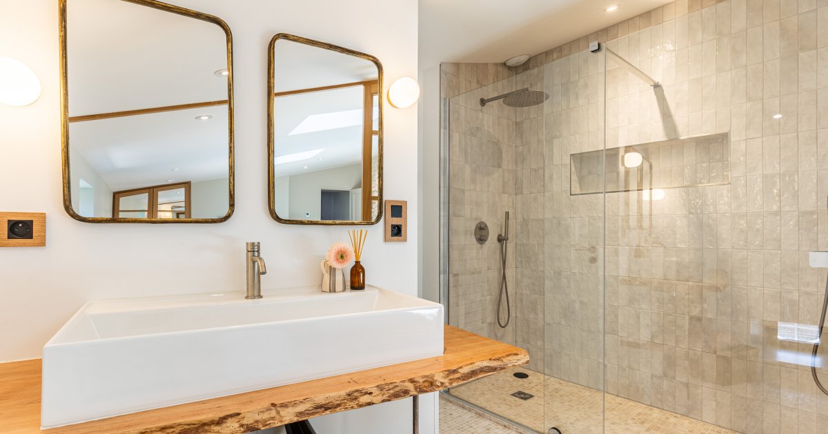 découvrez nos conseils et inspirations pour créer la salle de bain parfaite : aménagement, décoration, astuces de rangement et idées tendance pour transformer votre espace bien-être.