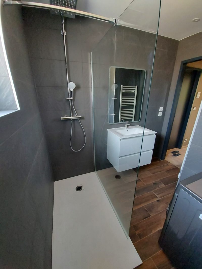 découvrez comment transformer votre salle de bain en un espace moderne et fonctionnel grâce à nos conseils de rénovation adaptés à tous les styles et budgets.
