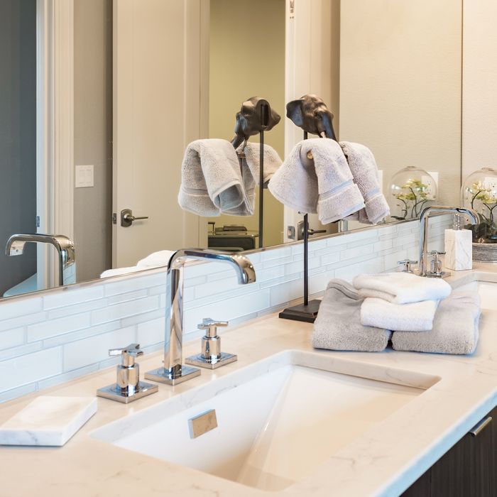 découvrez nos solutions de salle de bain sur-mesure : conception, aménagement et installation adaptés à vos besoins et à votre style. profitez d’un espace unique, fonctionnel et élégant, conçu selon vos envies.