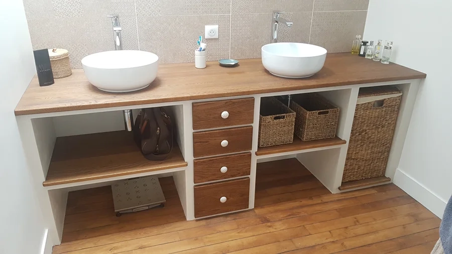 découvrez nos solutions de salle de bain sur-mesure : conception personnalisée, matériaux de qualité et aménagement adapté à vos besoins pour un espace unique et fonctionnel.