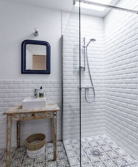 découvrez comment choisir et entretenir le sol idéal pour une douche à l’italienne. conseils pratiques, matériaux adaptés et astuces déco pour un espace moderne, sécurisé et facile à nettoyer.