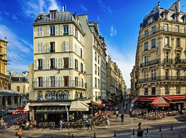 découvrez le style haussmannien : un symbole de l’élégance parisienne, mêlant façades raffinées, moulures sophistiquées et hauteurs sous plafond majestueuses. plongez dans l’histoire et les caractéristiques de ce style architectural emblématique.