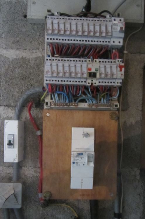 découvrez tout ce qu'il faut savoir sur le tableau électrique 80 : caractéristiques, installations, conseils de sécurité et astuces pour bien choisir et installer votre équipement électrique à la maison ou en entreprise.