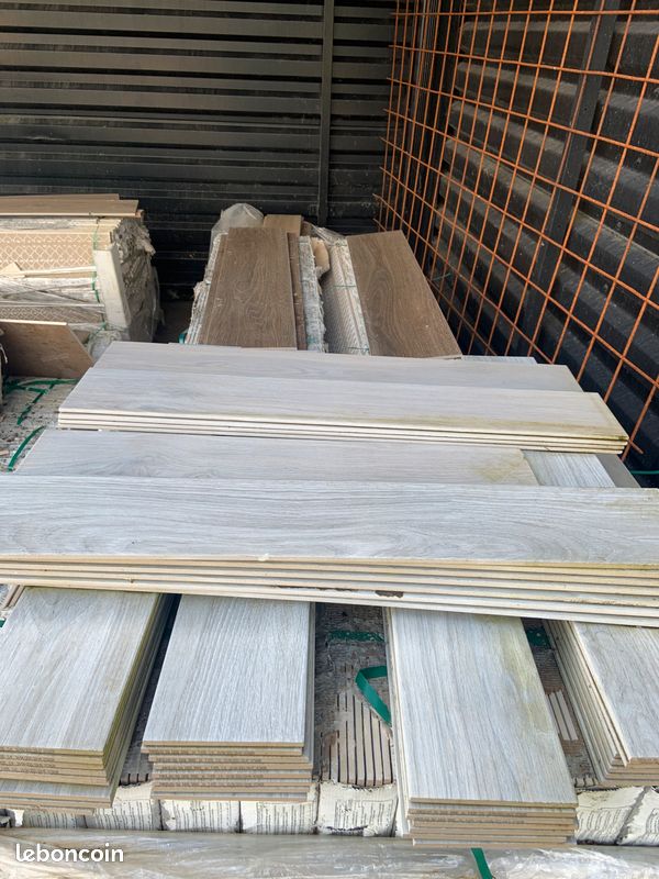 découvrez tous les tarifs du carrelage au mètre carré, les critères qui influencent les prix, et conseils pour bien choisir votre carrelage selon votre budget.