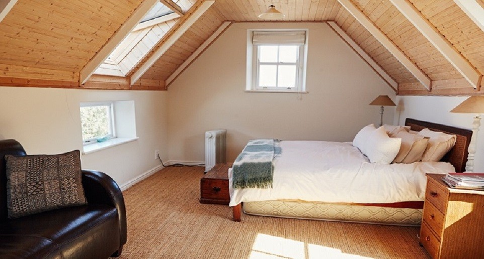 découvrez tout ce qu'il faut savoir sur le tarif de l'isolation des combles : prix moyens, facteurs qui influencent le coût, aides financières disponibles et conseils pour bien choisir votre professionnel.