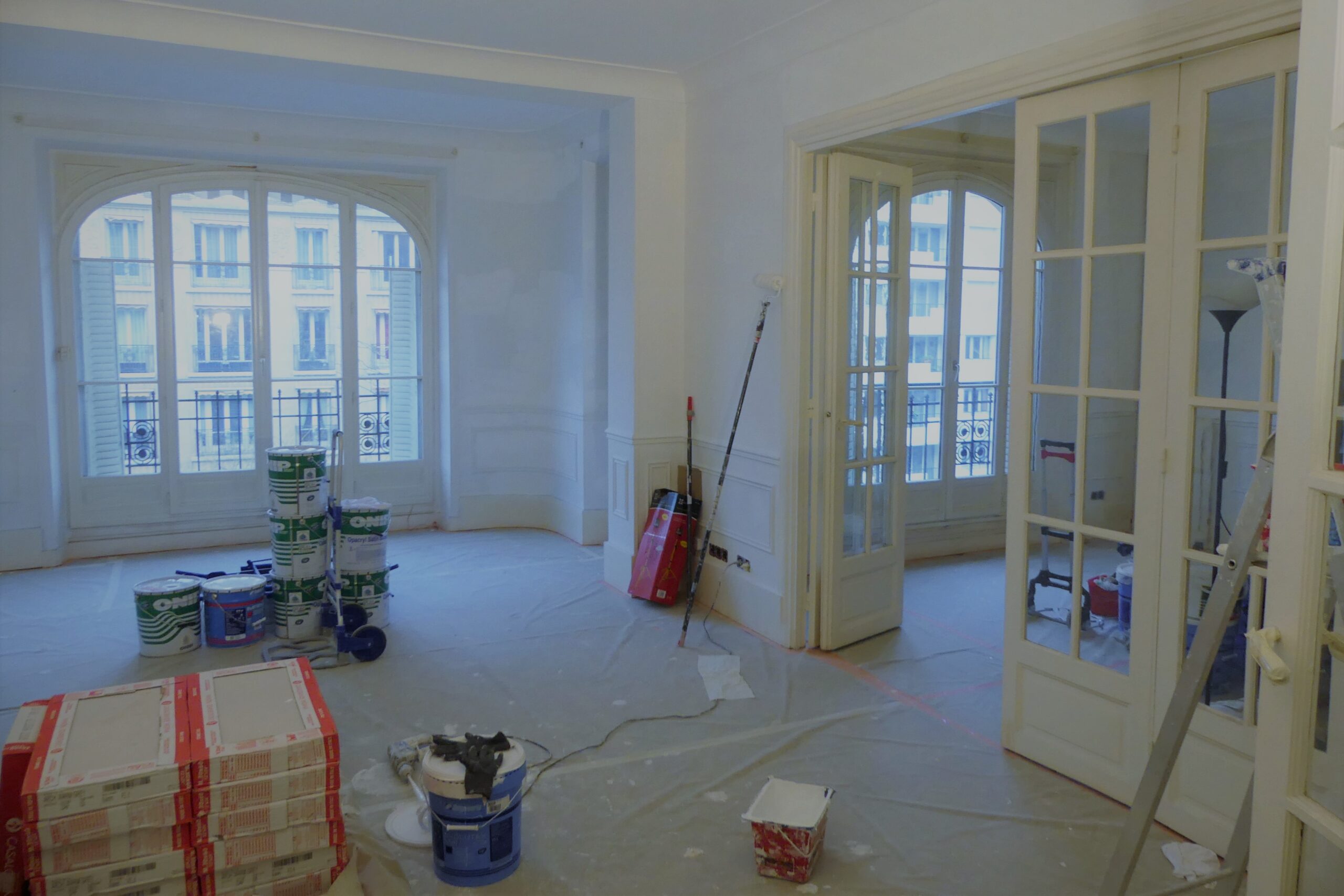 découvrez les tarifs au m2 pour un peintre professionnel : prix moyens, facteurs à considérer et conseils pour estimer le coût de vos travaux de peinture en 2024.