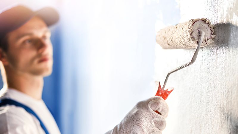 découvrez les tarifs d'un peintre au m2, les facteurs qui influencent le prix et des conseils pour estimer le coût de vos travaux de peinture intérieure ou extérieure.