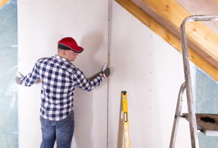 découvrez les tarifs plaquistes 2022 : prix au m², coûts de pose de plaques de plâtre, devis et conseils pour estimer le budget de vos travaux d’aménagement intérieur.