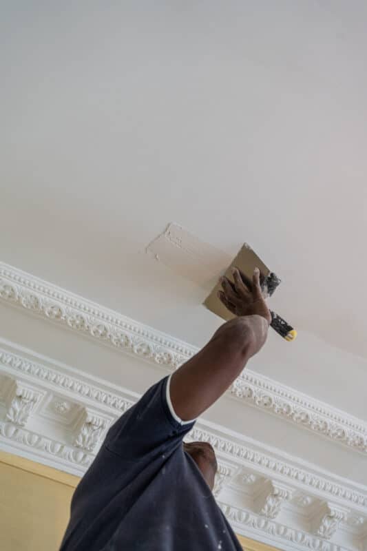 découvrez combien de temps il faut pour peindre un plafond de 20 m², avec des conseils pratiques pour une application rapide et un résultat impeccable.