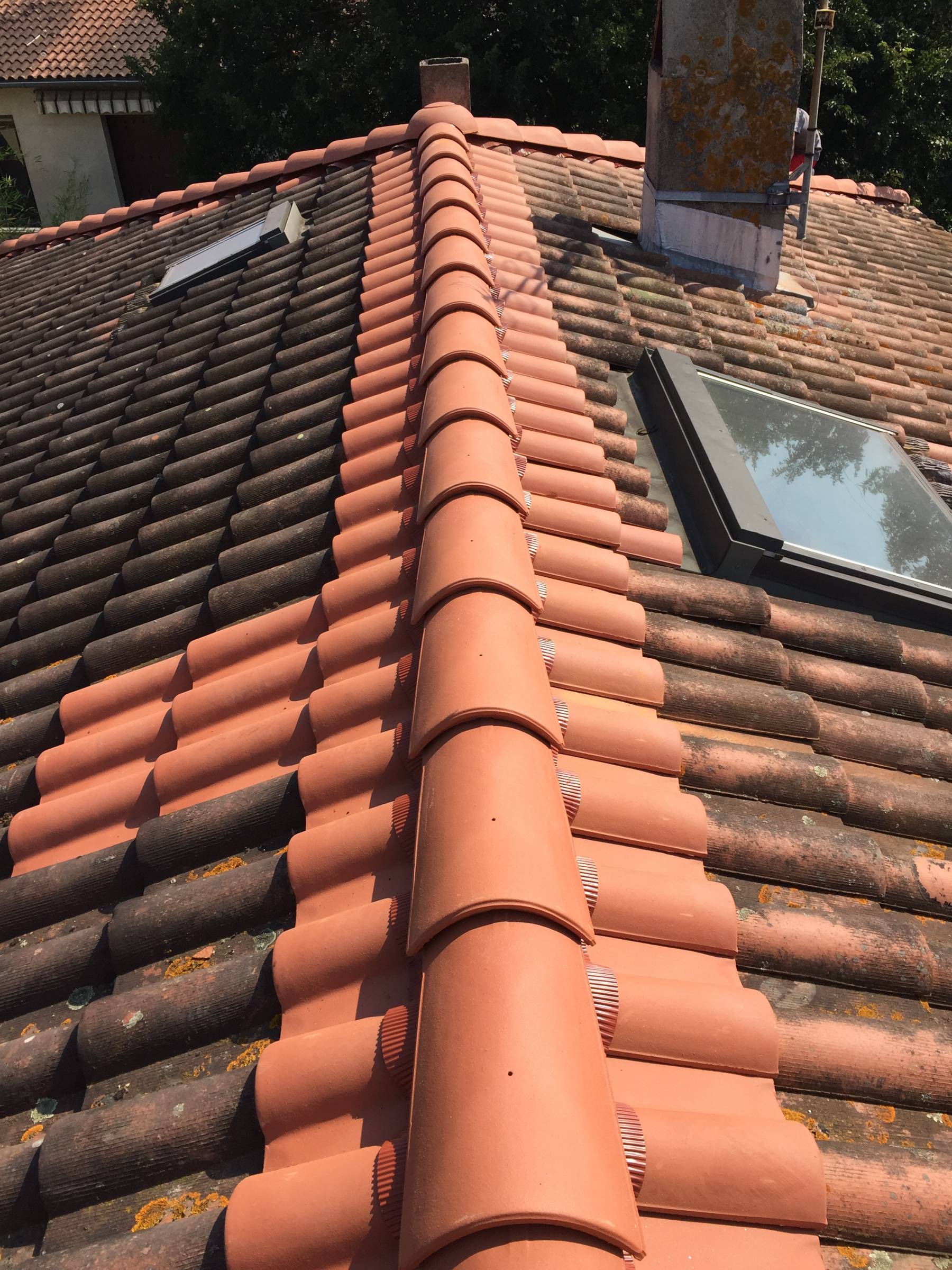 découvrez tout ce qu'il faut savoir sur la toiture en tuiles : avantages, types, entretien et conseils pour protéger et embellir votre maison avec une couverture traditionnelle et durable.