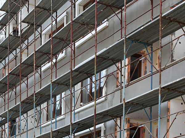 découvrez les étapes essentielles des travaux pré-ravalement : diagnostic, préparation des supports et conseils pour garantir un ravalement de façade réussi et durable.