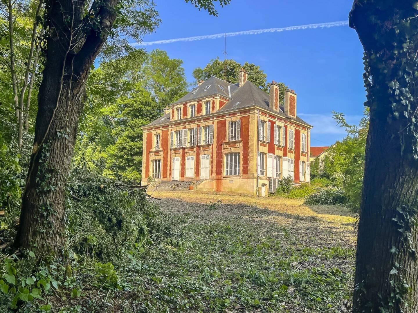 découvrez nos offres d'achat de châteaux à rénover proches de paris. investissez dans un bien d'exception alliant charme historique et potentiel de rénovation unique.