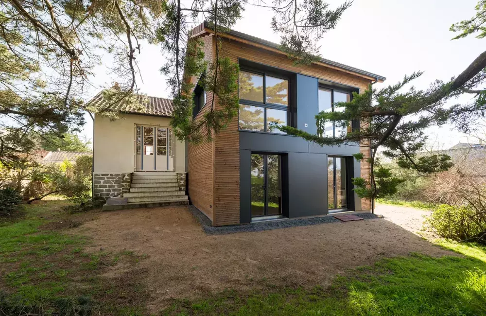 découvrez nos solutions d'agrandissement de maison avec étage pour optimiser votre espace de vie tout en valorisant votre propriété. projets sur mesure et conseils d'experts.