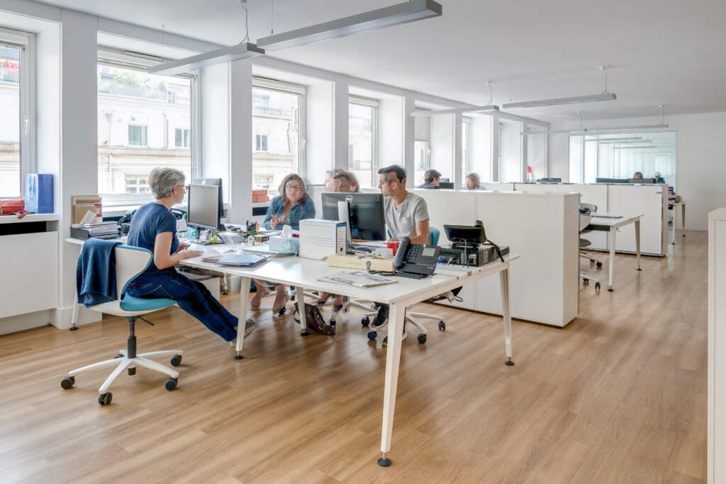 découvrez nos solutions d'aménagement de bureaux à paris pour optimiser votre espace de travail alliant confort et fonctionnalité.