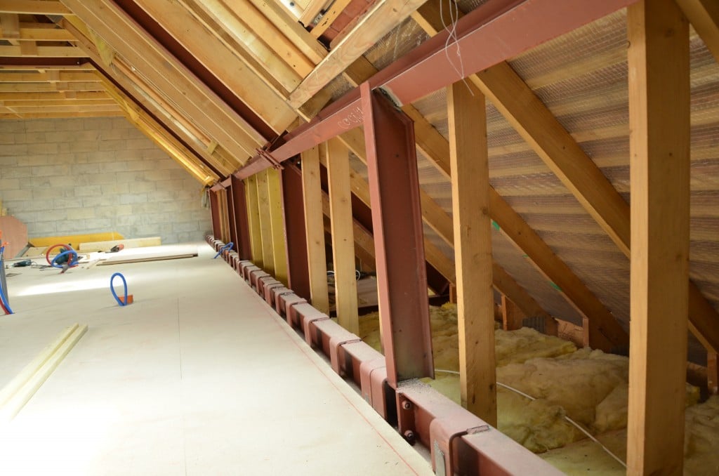 découvrez nos conseils et solutions pour l'aménagement de combles, optimisez votre espace sous toiture et transformez-le en pièce fonctionnelle et agréable.