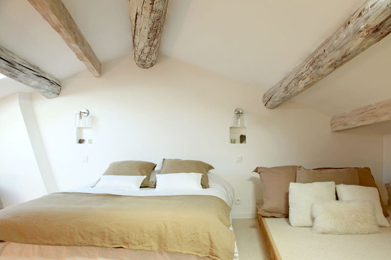 découvrez nos solutions d'aménagement de combles pour optimiser votre espace de vie avec style et fonctionnalité. conseils, idées et services professionnels pour transformer vos combles en pièces agréables et lumineuses.