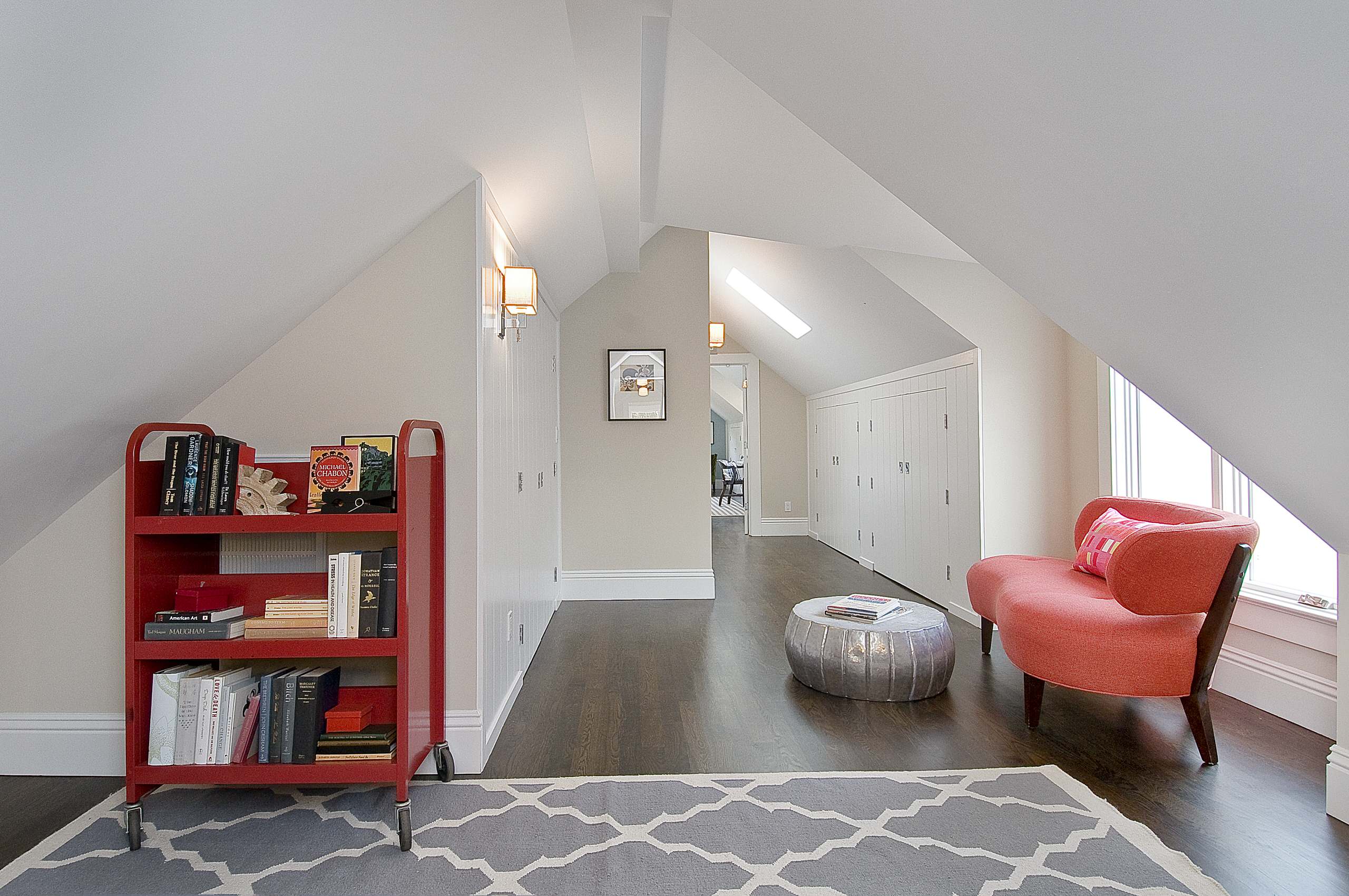 découvrez des idées et astuces pratiques pour l'aménagement de vos combles, optimisez l'espace et créez un intérieur chaleureux et fonctionnel.