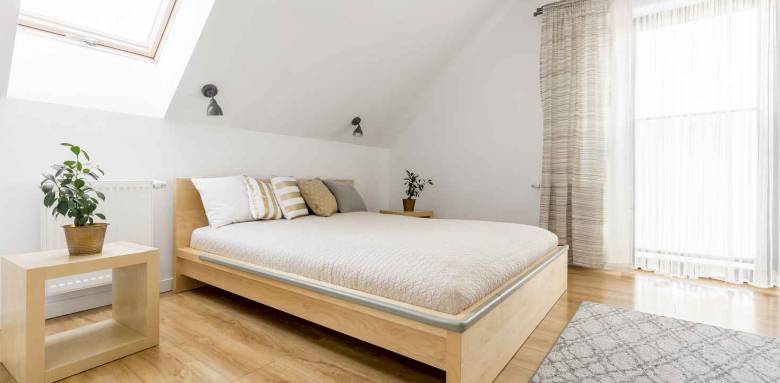 découvrez comment l'aménagement des combles peut valoriser votre maison et les prix moyens à prévoir pour optimiser votre espace de vie.