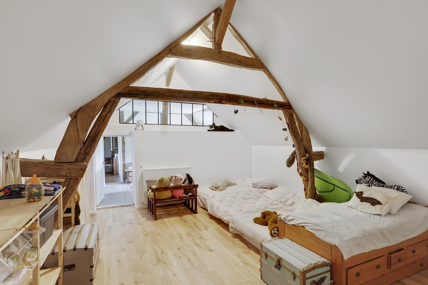 découvrez les coûts d'aménagement des combles et leur impact sur la valeur de votre maison. conseils pratiques pour optimiser votre investissement immobilier.