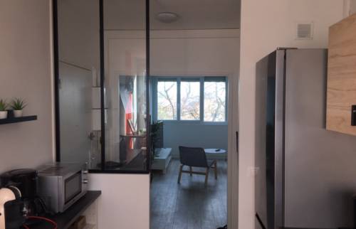 découvrez des idées et conseils pour aménager votre sous-sol en une pièce à vivre confortable et fonctionnelle, optimisant l'espace de votre maison.