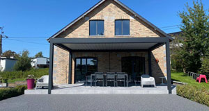 découvrez nos conseils clés pour réussir l'aménagement de votre terrasse en résine et profitez d'un espace extérieur à la fois esthétique et durable.