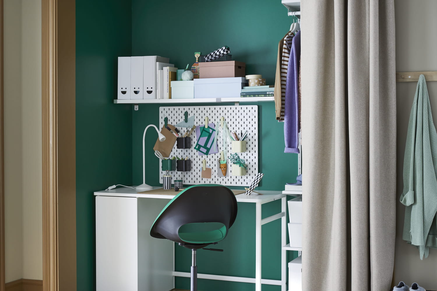 découvrez nos conseils pour aménager un bureau avec un placard intégré, optimisant l'espace et le rangement de manière fonctionnelle et esthétique.