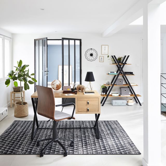 découvrez nos conseils pour aménager un bureau avec un placard fonctionnel, optimisant l'espace et facilitant le rangement pour un environnement de travail organisé et agréable.