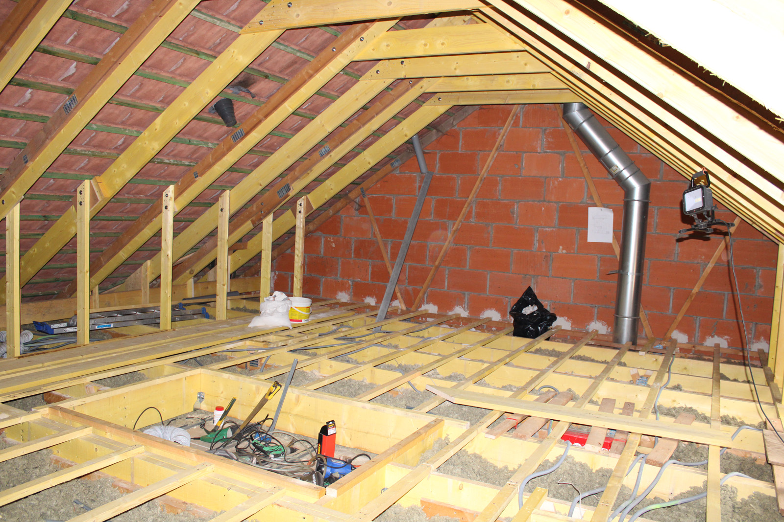 découvrez nos conseils pour aménager une charpente fermette, avec une estimation claire des coûts pour réussir votre projet de rénovation.