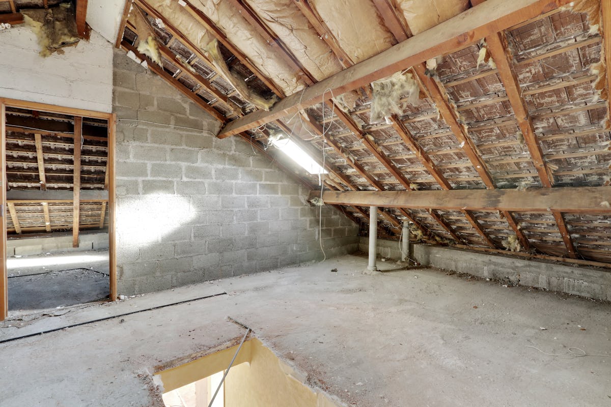 découvrez nos astuces et conseils pour aménager vos combles à petit prix facilement et optimiser votre espace de vie sans vous ruiner.