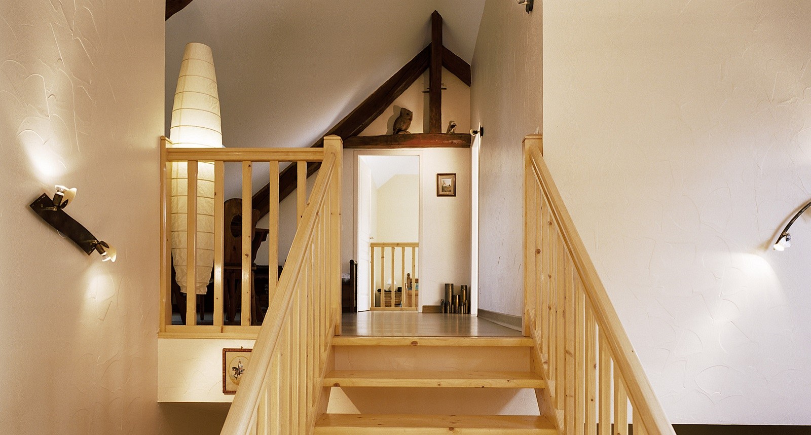 découvrez nos conseils pratiques pour aménager vos combles à petit prix et optimiser votre espace de vie sans vous ruiner.