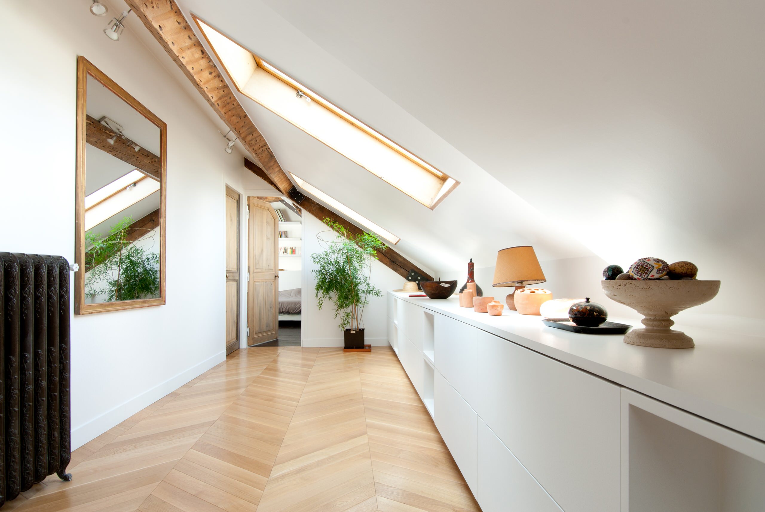 découvrez notre guide complet pour aménager vos combles en optimisant votre budget. astuces, conseils et idées pour transformer vos espaces sous toiture sans dépasser vos coûts.